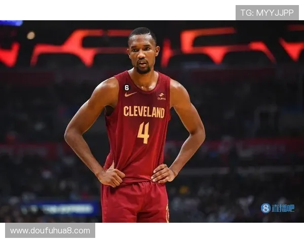 小莫布里攻防两端表现出色12投9中贡献18分10板2断2帽正负值高达26